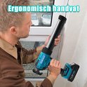 Man gebruikt een blauw en zwart MAWIRON elektrisch kitpistool aan de binnenkant van een raamkozijn.