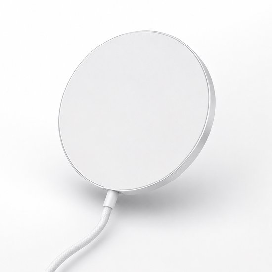 Witte, ronde draadloze oplader met zilveren rand en wit gevlochten USB-C kabel.