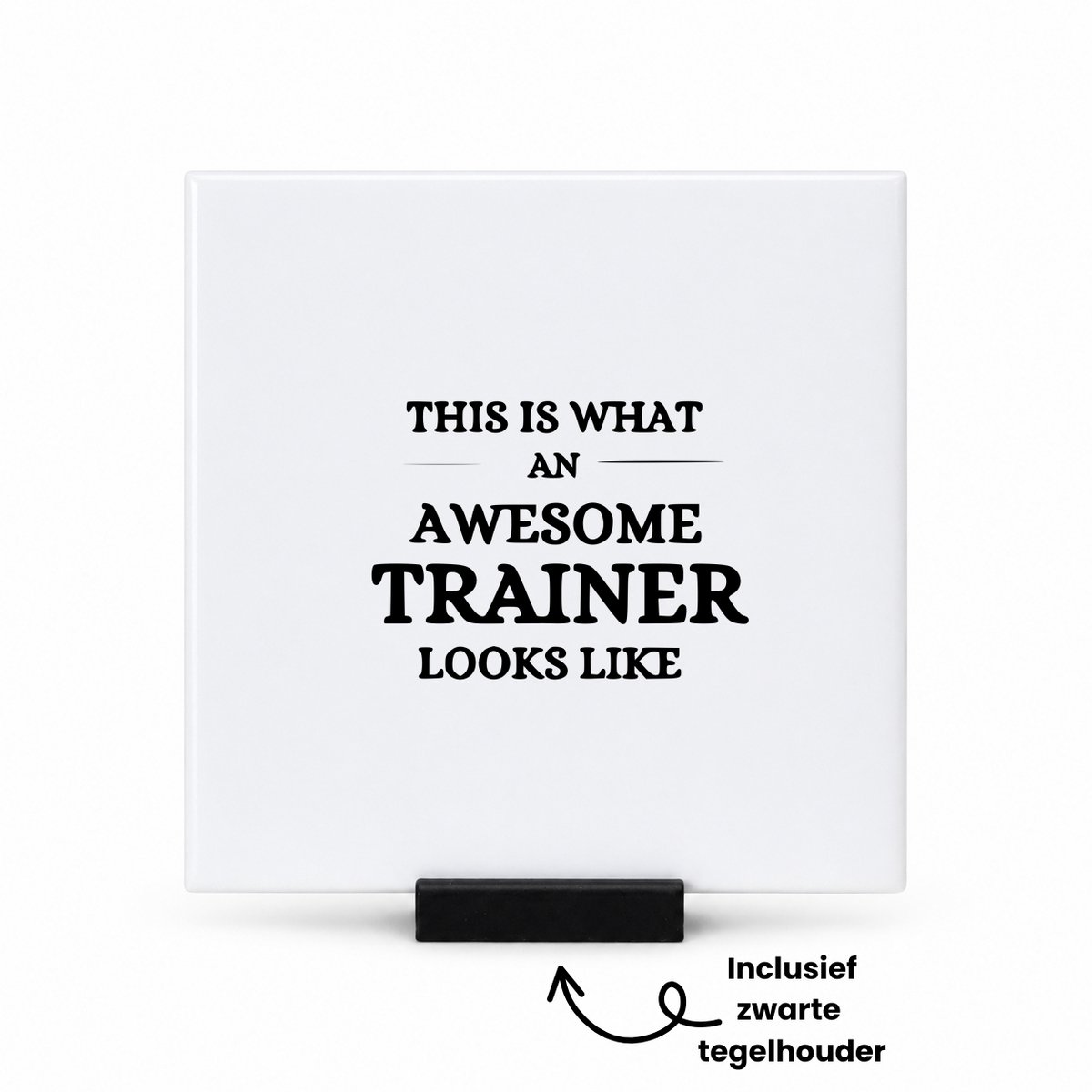 Hacebo Dit is hoe een geweldige trainer eruit ziet tegeltje met tegelhouder - Trainer - Awesome trainer - tegeltjes met tekst - Sporters - Cadeau - spreuktegels - 10.8x10.8 CM Wit