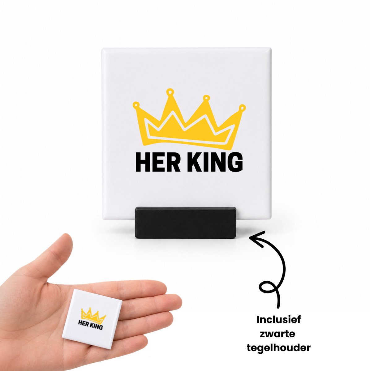 Hacebo Her King tegeltje met tegelhouder - Verjaardag - Haar - Hem - tegeltjes met tekst - Grappige tekst - spreuktegels - 4.8x4.8 CM Wit