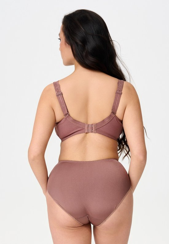 Achteraanzicht van model in een cognacbeige beha met haaksluiting en slip met hoge taille.