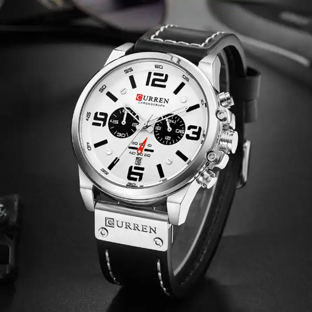 Heren horloge met analoge goed leesbare uurwerk met wit achtergrond en chronograaf met mooi chroom afgewerkt en goed leesbare grote cijfers zwart leren band.