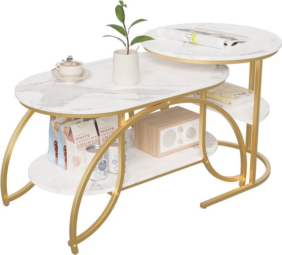 Salontafel met marmerpatroon en gouden frame, twee niveaus, met een plant, kopje, radio en boeken.
