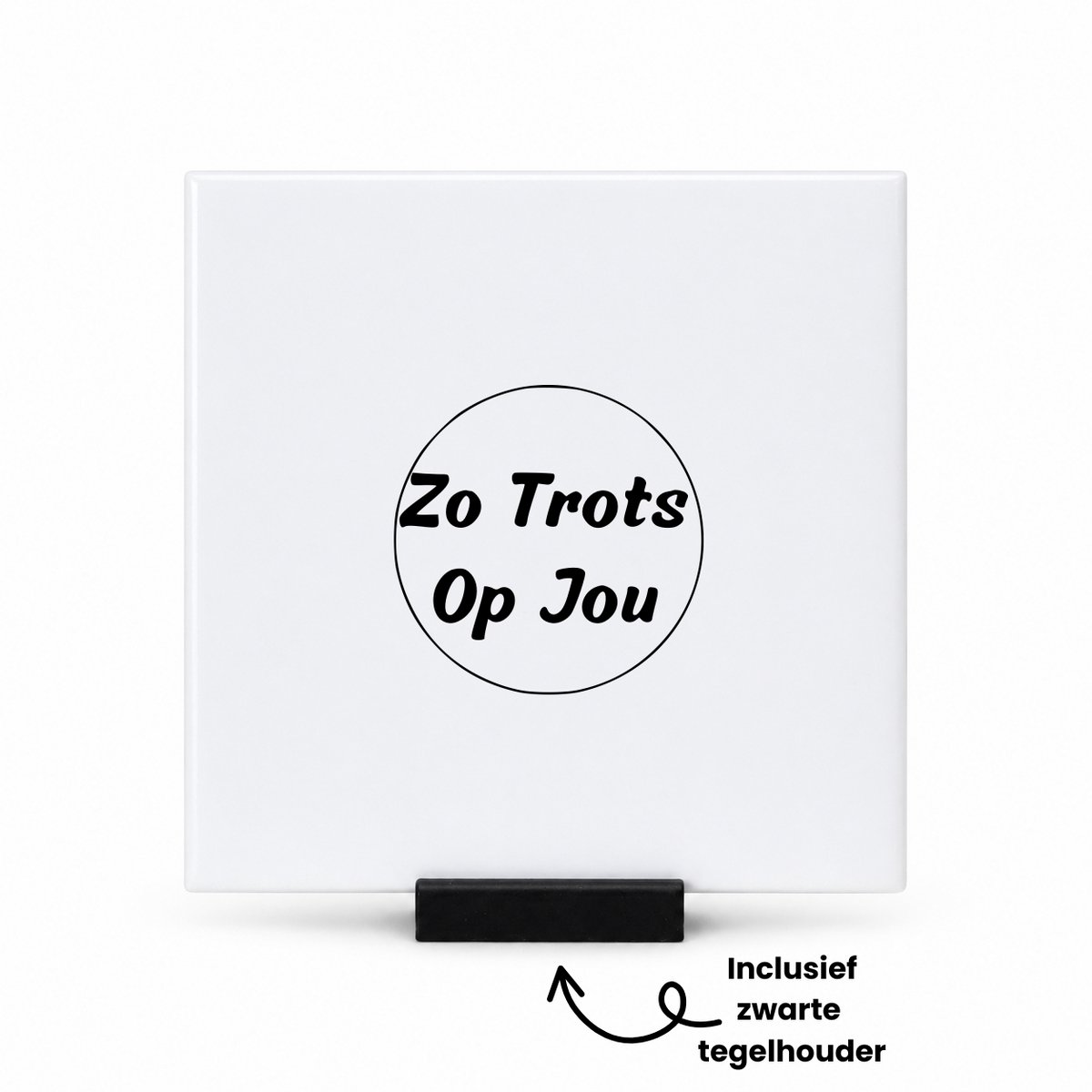 Hacebo Zo trots op jou tegeltje met tegelhouder - Vriend of vriendin - tegeltjes met tekst - Trots cadeau - Collega cadeau - School - Bedankje - Bedank cadeau - Afscheidscadeau school - Collega kado - Gegrafeerd - spreuktegels - 10.8x10.8 CM Wit