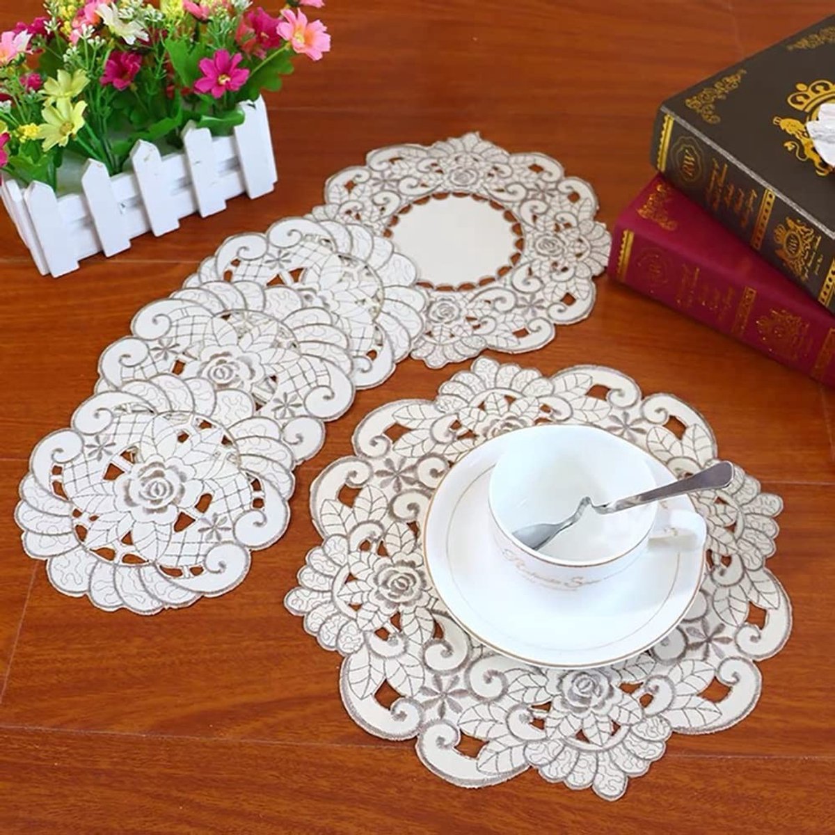 Dailygoods- Placemat Bloemen Kant Borduurwerk - 4-Pack - Ronde Vorm - Polyester - 25 cm - Decoratie Eetkamer - Tafelonderzetters