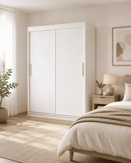 Witte schuifdeurkast in een slaapkamer met een bed en nachtkastje.