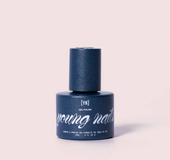 Flesje donkerblauwe gel nagellak van Young Nails, met 'gel polish' en 'young nails' in witte letters.