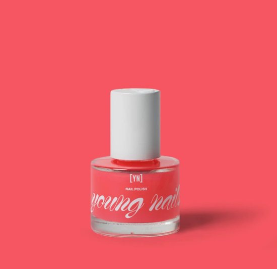 Flesje Young Nails nagellak in de kleur Apple Core. De fles is helder met een witte dop.