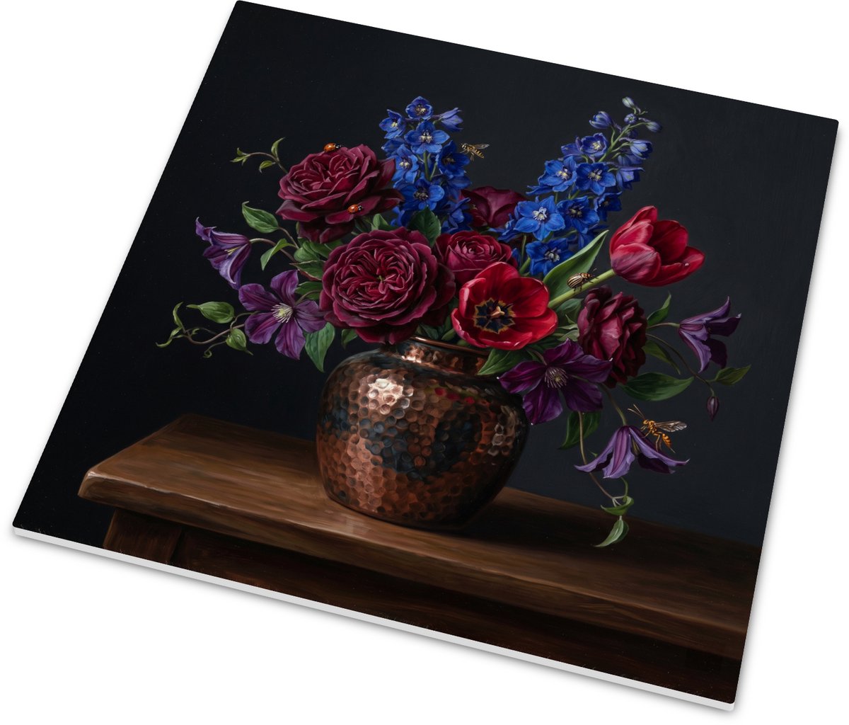 Glanzend Tegeltje met Donkerrode Rozen en Blauwe Riddersporen - Bloemenboeket in Gehamerte
