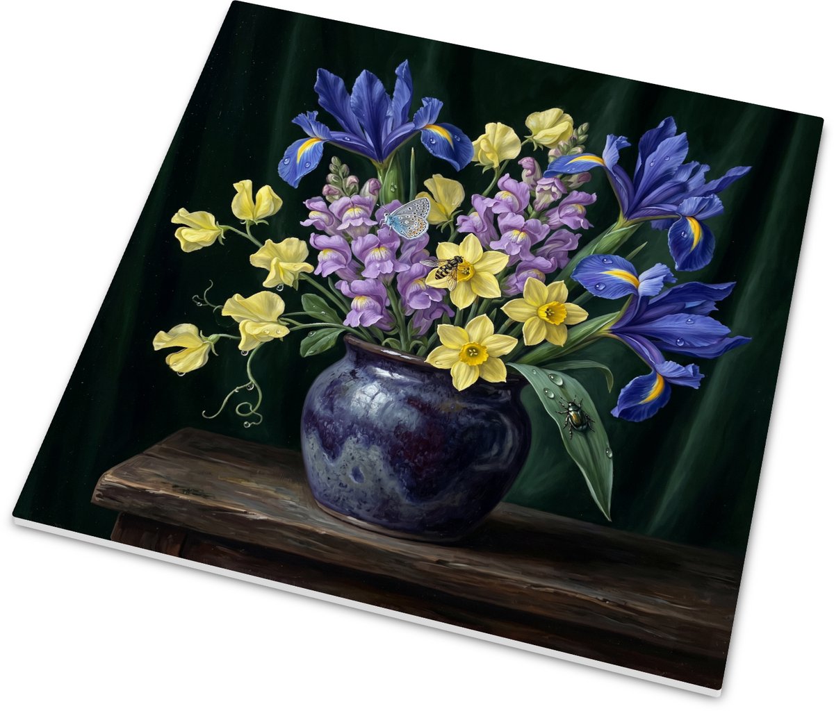 Glanzend Tegeltje met Blauwe Irissen en Gele Narcissen - Bloemenstilleven in Keramieke Vaa