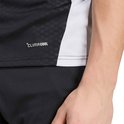 Close-up van de onderkant van een zwart sportshirt met witte accenten en 'CLIMACOOL'-tekst.