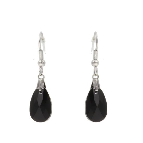 Zilverkleurige oorhangers met druppelvormige zwarte kristallen.