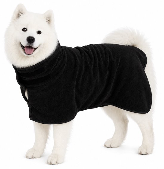 Samoyed hond in een zwarte fleece badjas met een hoge kraag.