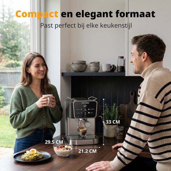 Man en vrouw in een keuken bij een compact, zwart espressotoestel. Afmetingen 33x29,5x21,2 CM.
