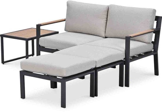 Donkergrijs metalen frame loungeset met beige kussens, houten armleuningen. Een poef is uitgeschoven.