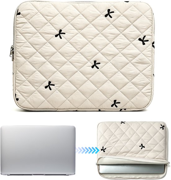 Crème laptophoes met zwart strikpatroon, getoond met laptop en hoe de laptop erin gaat.