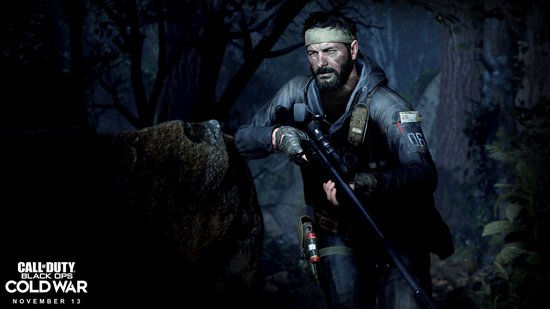 Man met baard en geweer in een donker bos. 'Call of Duty: Black Ops Cold War'.