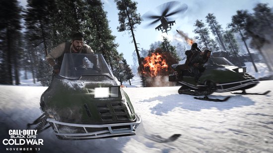 Twee mannen op sneeuwscooters, helikopter en explosie op achtergrond.