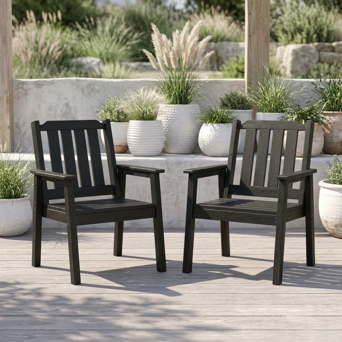 Set van 2 robuuste HDPE tuinstoelen zwart, 61cm breed met lattenzitting, maximaal draagvermogen 295 kg, weerbestendig modern tuinmeubilair geschikt voor tuin, terras en zwembad