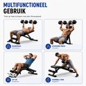 Vier oefeningsvoorbeelden op een zwarte verstelbare halterbank met blauwe accenten: bankdrukken, schouderpress, sit-up, dumbbell row.