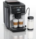 Zwart-metalen Siemens volautomaat espressomachine met twee glazen latte macchiato en melkreservoir.