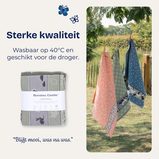 Plusieurs torchons sur une corde à linge, dont des motifs avec des poules, des fleurs et des pois.