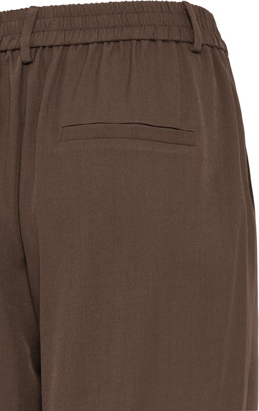 Bruine broek met elastische tailleband en een opgestikte achterzak.