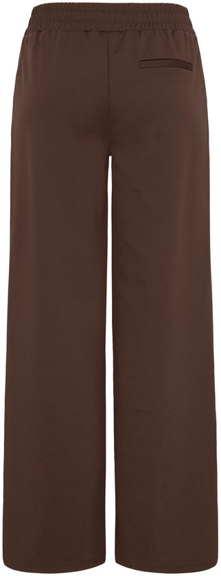 Achterkant van een bruine wijde broek met een elastische tailleband.