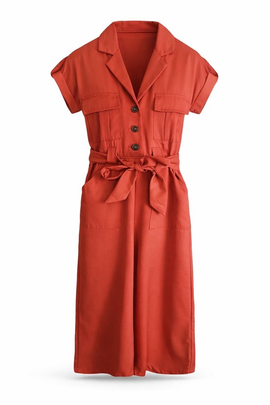 Oranjerode jumpsuit met korte mouwen, knopen en strikceintuur.