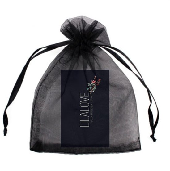 Zwart organzazakje met trekkoord en label met logo 'LiLaLove'.