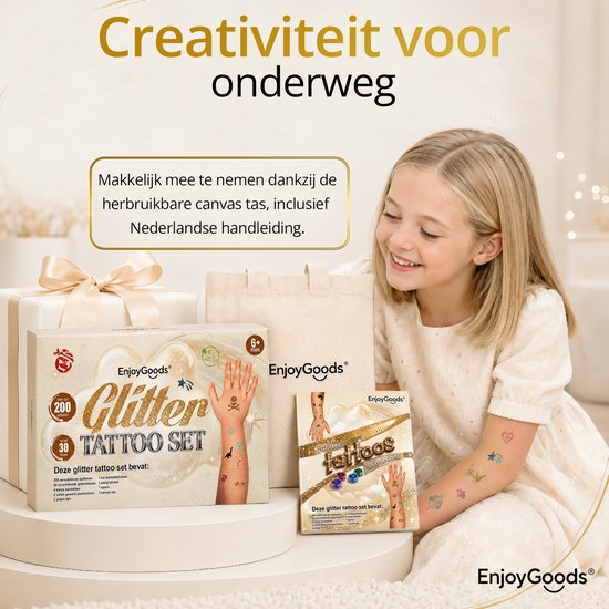 Meisje kijkt naar de EnjoyGoods glitter tattoo set en een stoffen tas. De set en tas liggen naast cadeaus op een verhoogd plateau.