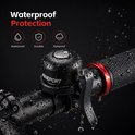 Zwarte fietsbel met zilveren knop, bedekt met waterdruppels, met de tekst "Waterproof Protection".