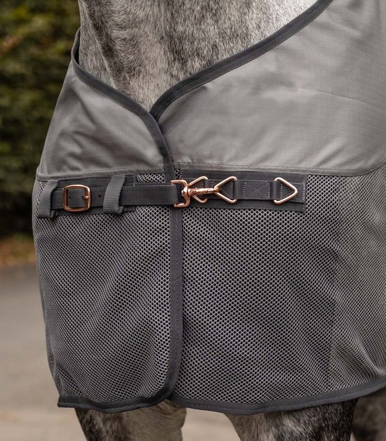 Grijze vliegendeken met mesh-inzetstukken en koperkleurige gespen.