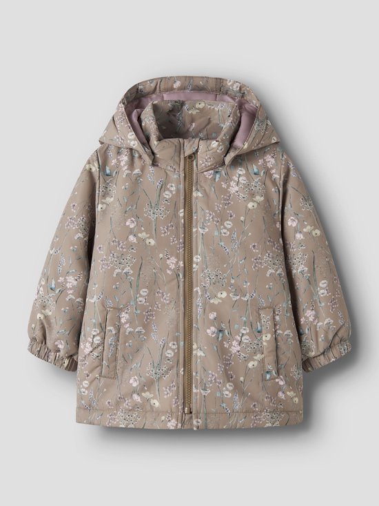 Beige meisjesjas met capuchon en een all-over bloemenprint. De jas heeft een ritssluiting, steekzakken en elastische boorden.
