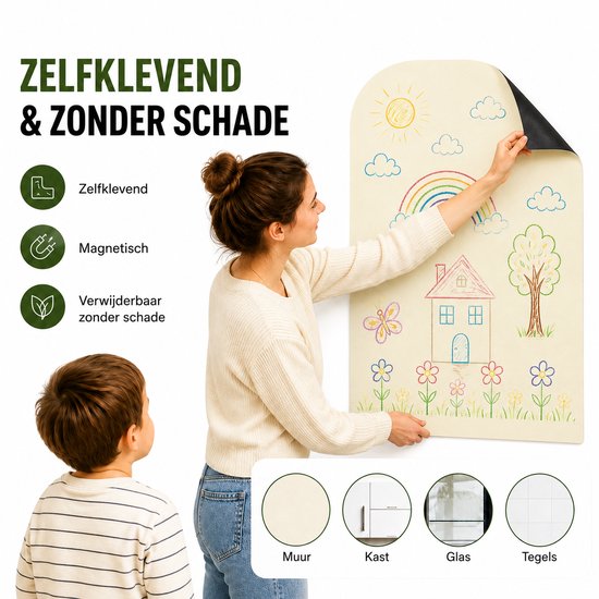 Vrouw met bruin haar, met beige trui en jeans, toont een beige poster met gekleurde tekening van huis, regenboog en zon. Jongen kijkt toe.