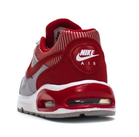 Achterkant grijze Nike Air Max sneaker met rode hiel en Nike Air logo.