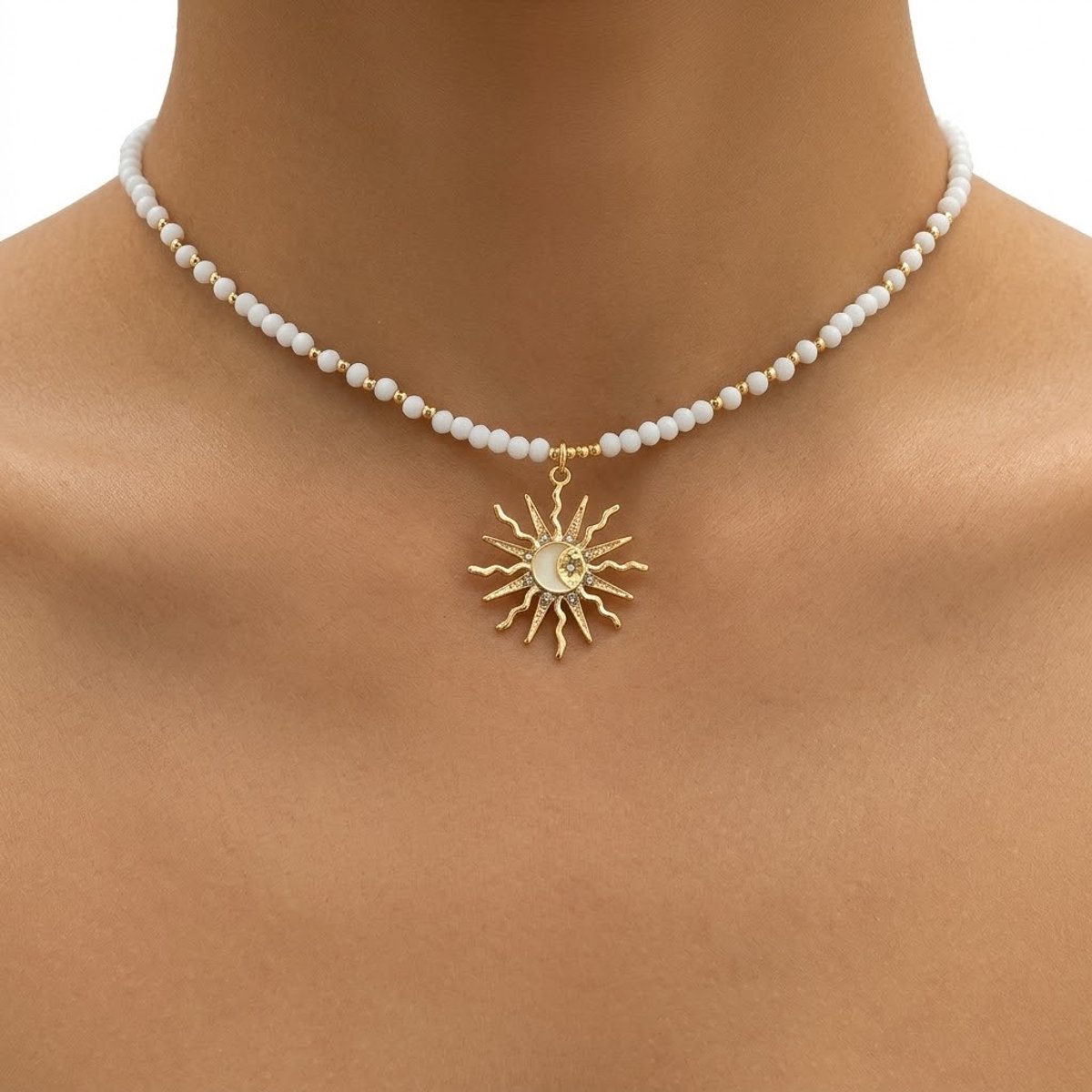 Witte kralen ketting voor dames met goudkleurige zon- en maanhanger – chokerstijl met goudkleurige accenten