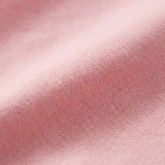 Close-up van een zacht, roze geweven stof met textuur.