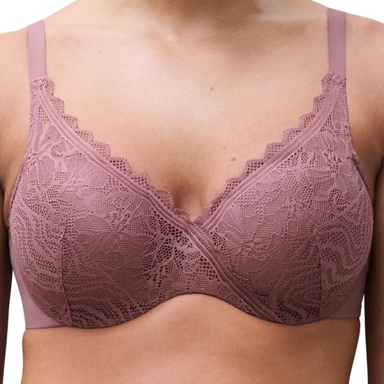 Roze kanten beugel-bh op een model, met verstelbare bandjes en een delicate kanten rand.