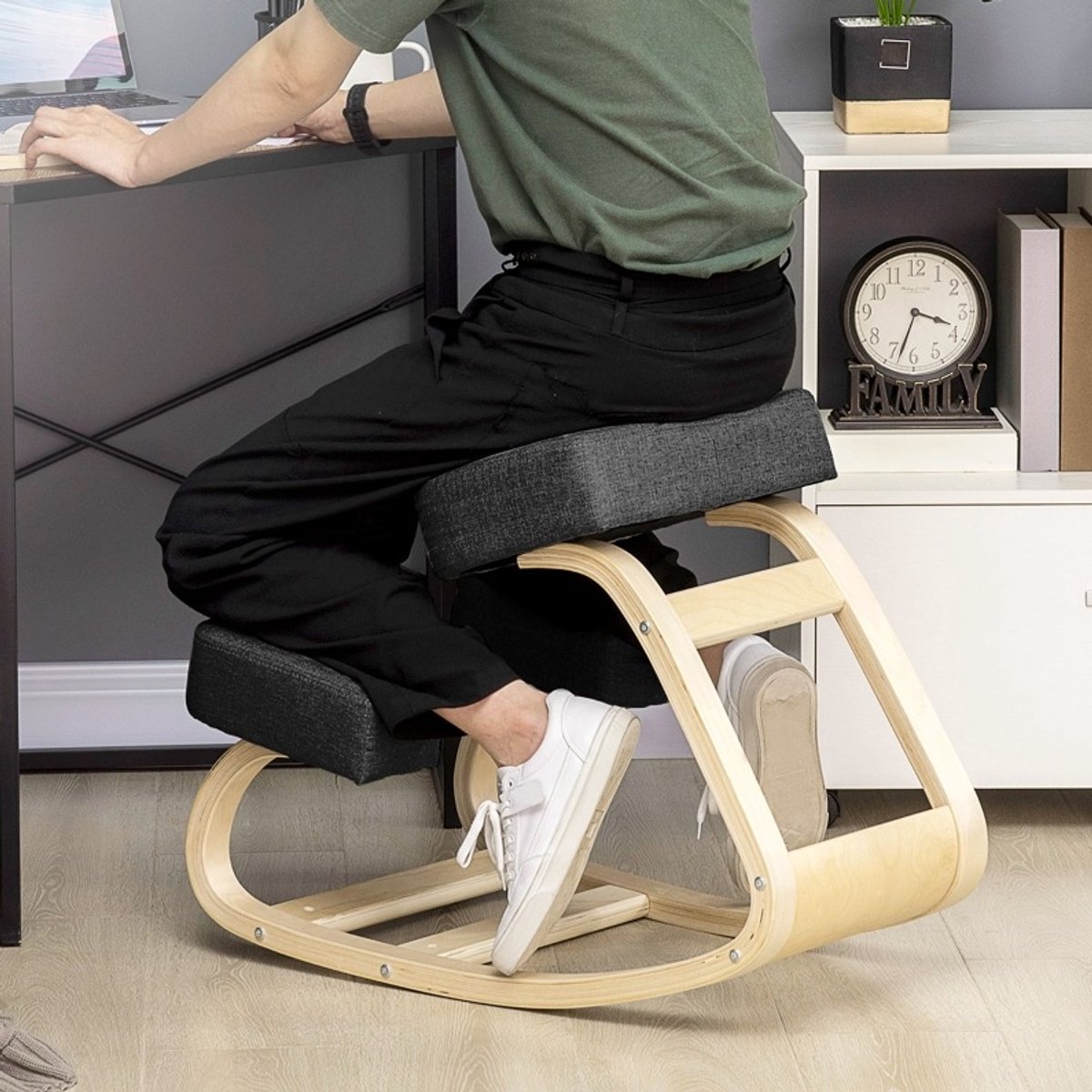 MEUNIQ kniestoel ergonomische zitkruk 51 x 69 x 58 cm met verstelbare zithoogte 51-58 cm houten frame voor kantoor en werkkamer zwart