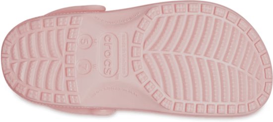 Zool van een roze Crocs klomp met groeven en 'Crocs' logo.