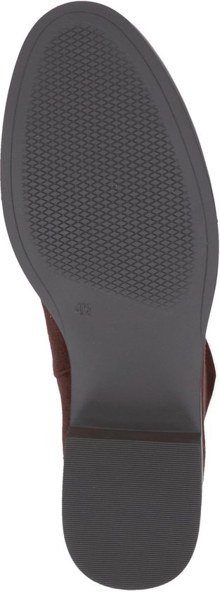 Onderkant van bruine suède laars met maat 41,5 en een geruit antislip profiel.