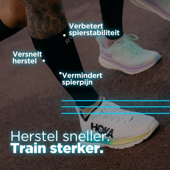 Voeten van een man met compressiekousen en sportschoenen. Tekst: "Herstel sneller. Train sterker."