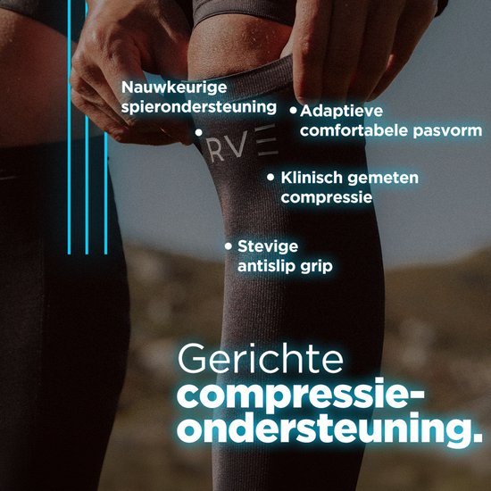 Dichtbij opname van een man die een zwarte compressiekous aantrekt. Tekst: "Gerichte compressie-ondersteuning."