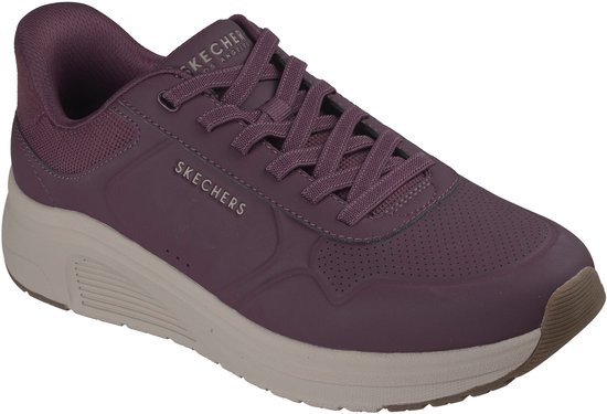 Wijnrode Skechers sneaker met beige zool, veters en perforaties op de neus.