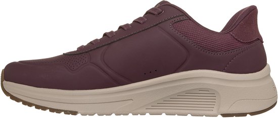 Wijnrode sneaker van Skechers met beige zool en suède hieldetail.