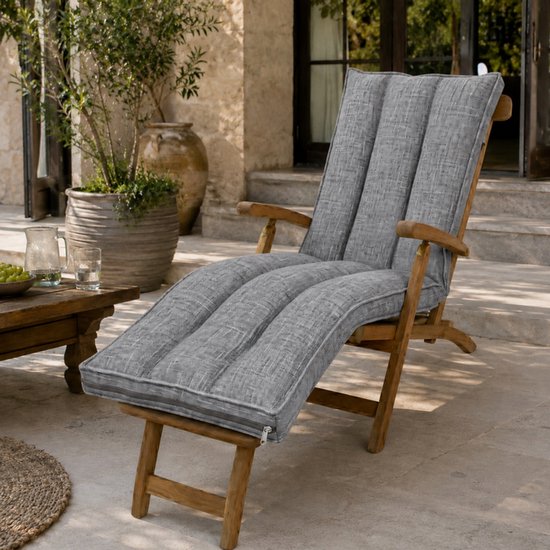 Donkergrijs ligbedkussen van 190x60x15 cm met houten frame, op terras.