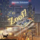 De cover van het kinderboek 'Zoef!' met een jongen die op een vliegend tapijt over de daken van een stad vliegt, met een zwarte kat op de voorgrond.