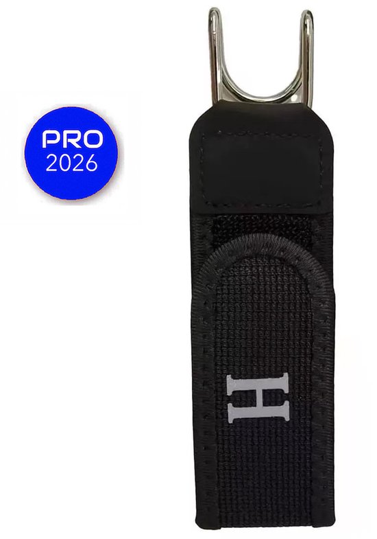 Zwarte riemlus met 'H' en een zilverkleurige dubbele haak. Blauw label met 'PRO 2026'.