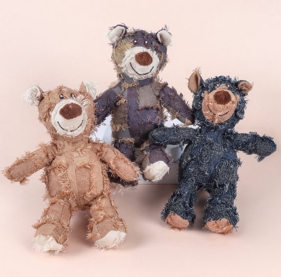 Drie pluchen beren van bruin, denimblauw en patchwerk stof met rafelige randen en glimlachende gezichten.
